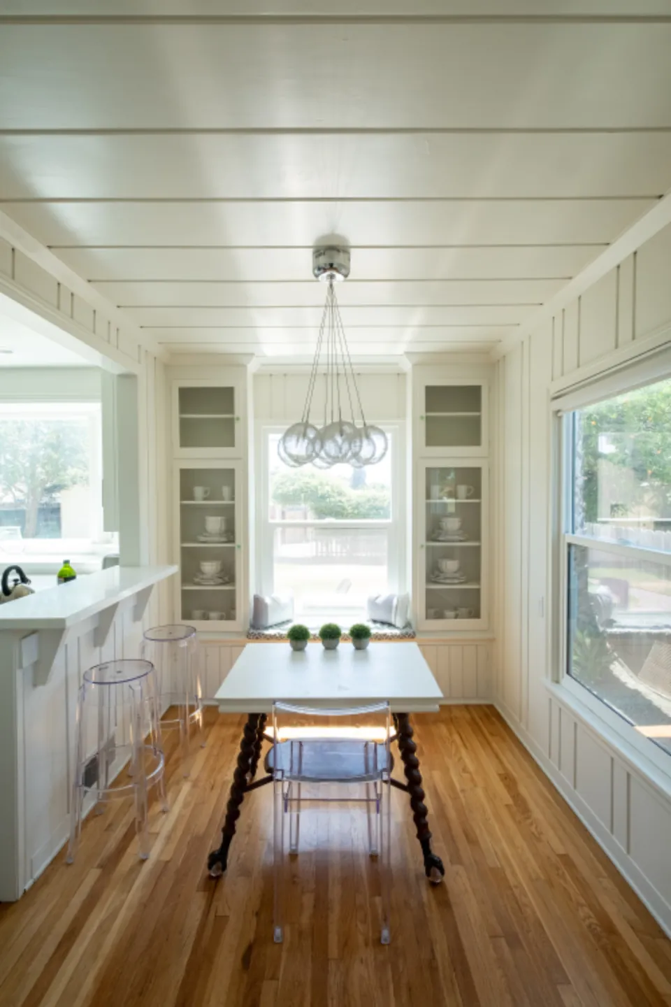 Interior de una vivienda reformada con piso de madera y mucha luz natural
