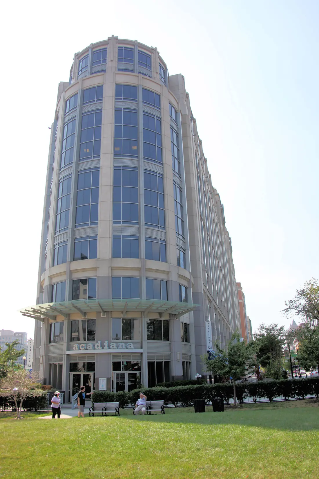 Edificio de viviendas de esquina con planta baja comercial